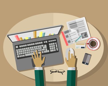 Bilgisayarla çalışan bir iş adamı