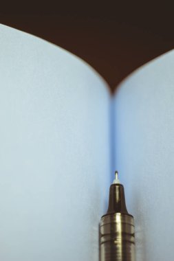 Mavi defter kağıdına siyah tükenmez kalem. Makro fotoğraf. Üst görünüm.