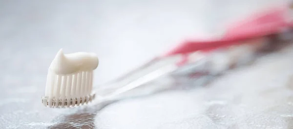 Escova Dentes Plástico Transparente Com Pasta Dentes Branca Uma Mesa — Fotografia de Stock