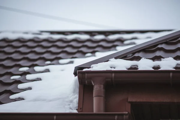 Nahaufnahme Von Braunen Ziegeldächern Die Winter Mit Schnee Bedeckt Sind — Stockfoto