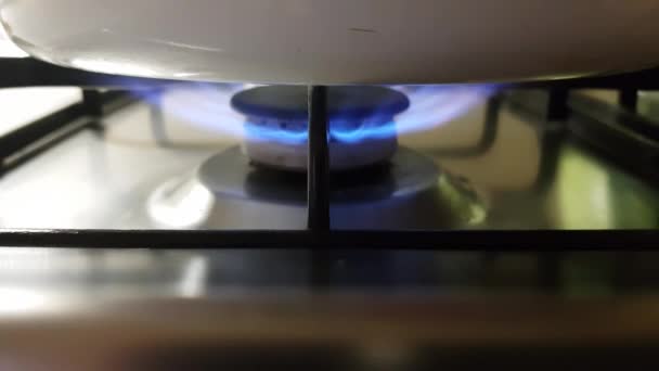 Quemando Estufa Gas Primer Plano Vista Lateral — Vídeo de stock