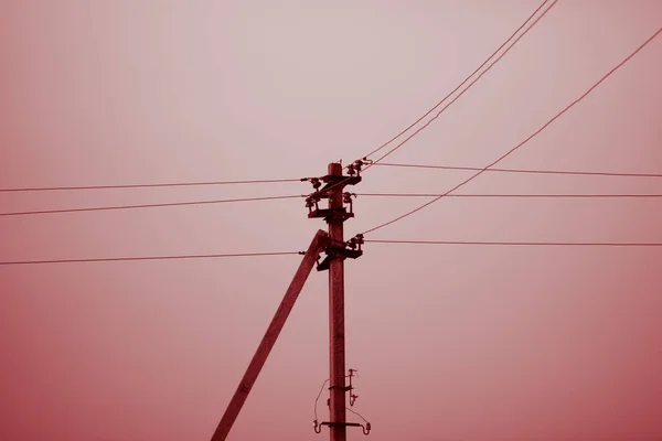 红天有金属丝的电柱 — 图库照片