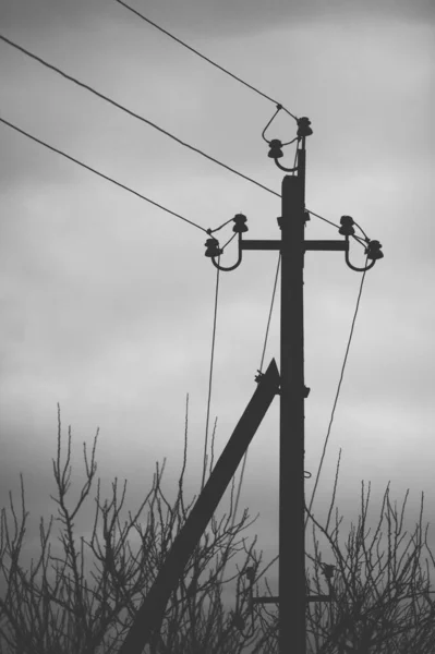 Электрический Столб Проводами Темном Облачном Небе Фото — стоковое фото