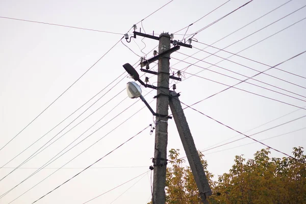 Alte Steinsäule Mit Lampe Und Drähten Auf Weißem Himmelshintergrund — Stockfoto