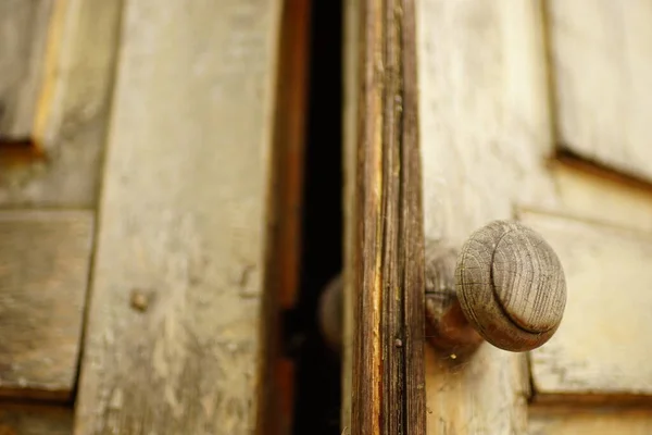 Yuvarlak Topuzlu Eski Kahverengi Eski Püskü Ahşap Kapı — Stok fotoğraf
