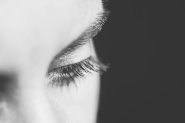 Siyah arka planda insan yüzünün bir parçası. BW fotoğrafı.