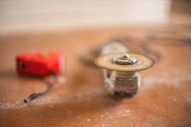 Kirli zeminde aşındırıcı kesme tekeri olan öğütme aracı.