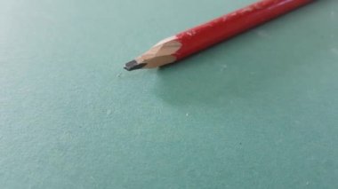 Yeşil alçıpandaki kırmızı kalem..