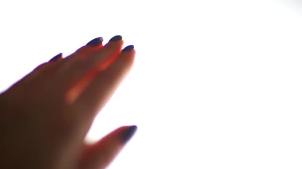 Молода жіноча рука махає прощання в білому яскравому світлі — стокове відео