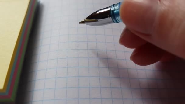 Mano Con Pluma Sobre Una Hoja Blanco Cuaderno — Vídeo de stock