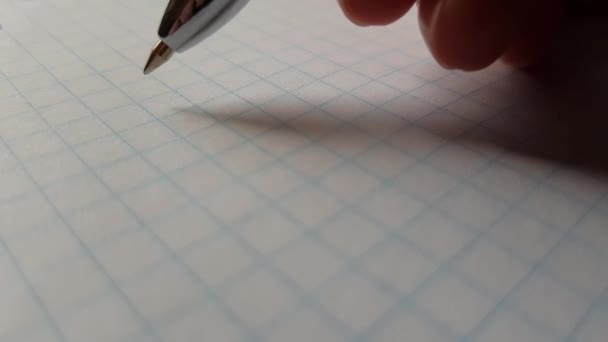 Una Mano Con Bolígrafo Azul Escribe Palabra Ideas Papel Cuadros — Vídeo de stock