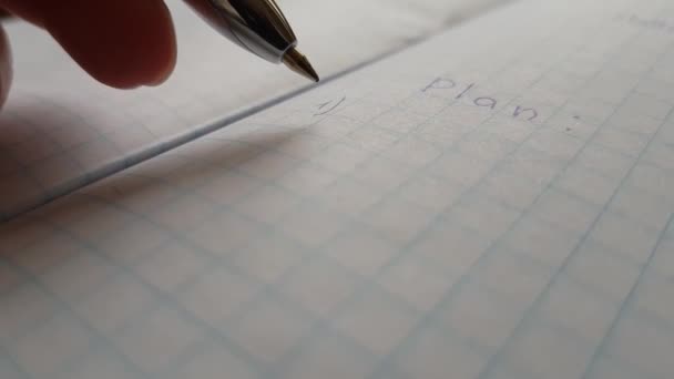 Mano Con Pluma Azul Sobre Cuaderno Cuadros Con Plan Palabras — Vídeo de stock