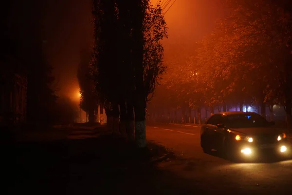 Αυτοκίνητο Οδηγεί Ένα Νυχτερινό Δρόμο Πορτοκαλί Φώτα Βράδυ Στην Ομίχλη — Φωτογραφία Αρχείου