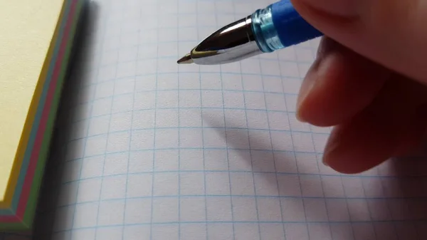 Mano Con Pluma Sobre Una Hoja Blanco Cuaderno —  Fotos de Stock