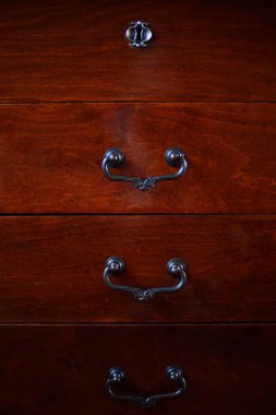 Ceviz kaplamasından yapılmış bir masanın çekmeceleri.