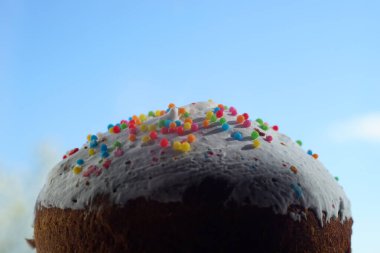 Mavi gökyüzü arka planında paskalya pastası.