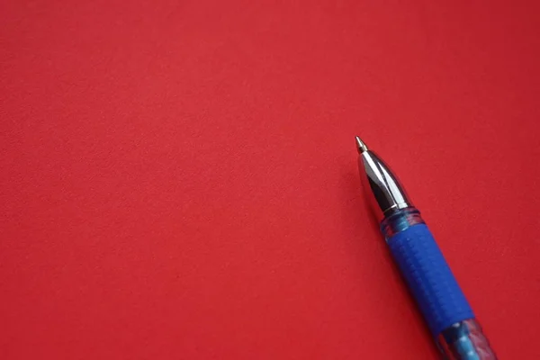 Caneta Esferográfica Azul Sobre Papel Vermelho Espaço Cópia — Fotografia de Stock