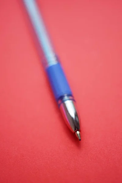 Kırmızı Masadaki Mavi Tükenmez Kalem — Stok fotoğraf