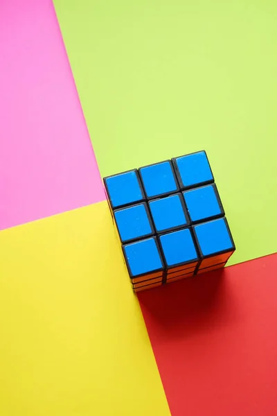 Lado Azul Del Cubo Rubik Sobre Una Mesa Rosa Verde — Foto de Stock