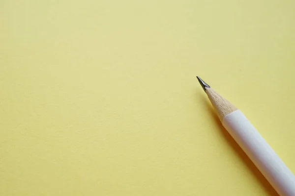 Lápis Branco Sobre Papel Amarelo Vista Superior Espaço Cópia — Fotografia de Stock