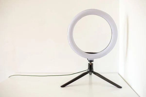 Gyűrűs Lámpa Állványon Fehér Asztalon — Stock Fotó