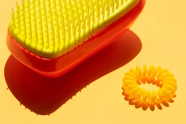 Pente Cabelo Plástico Gravata Cabelo Mesa Amarela Ensolarada — Fotografia de Stock