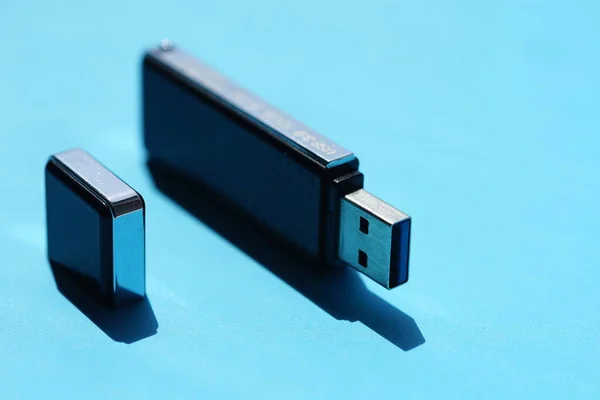 Usb Stick Auf Einem Sonnigen Blauen Tisch — Stockfoto