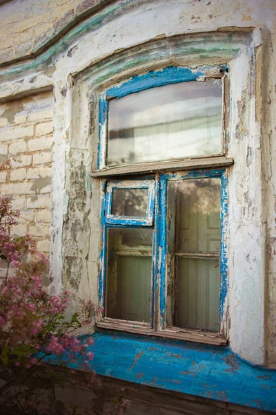 Altes Fenster Mit Blauem Holzrahmen Mit Abblätternder Farbe Nahaufnahme Ländlicher — Stockfoto