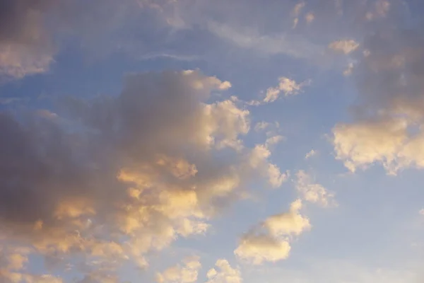 Céu Azul Com Nuvens Douradas Cinza Ensolaradas Pôr Sol — Fotografia de Stock