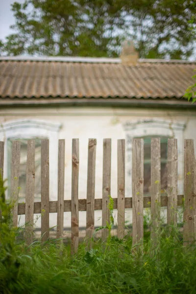 Gammalt Staket Lantligt Hus Suddig Bakgrund — Stockfoto