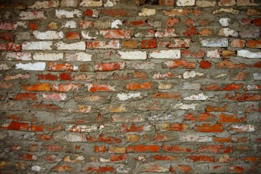 Eski tuğla duvar arka planı. Gri dikişli kırmızı, turuncu, sarı ve beyaz tuğlalar.