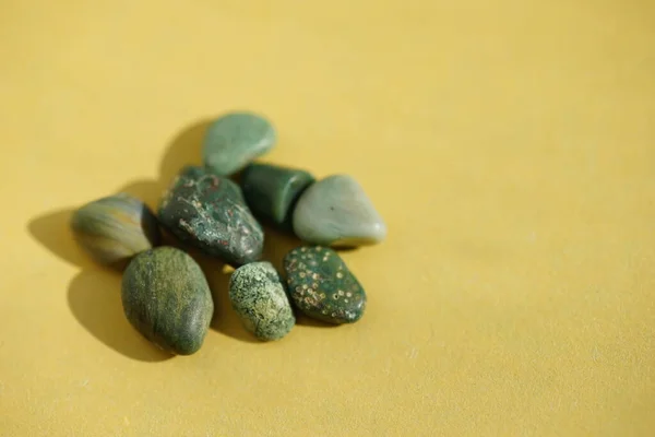 Heap Green Pebble Stones Yellow Sunny Table — Stock Photo, Image