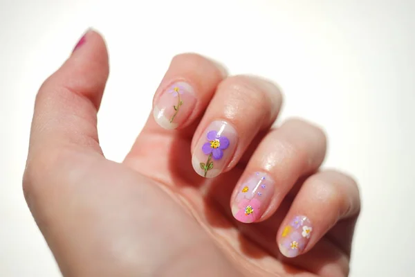 Dedos Humanos Com Bela Manicure Floral Arte Prego Com Flores — Fotografia de Stock