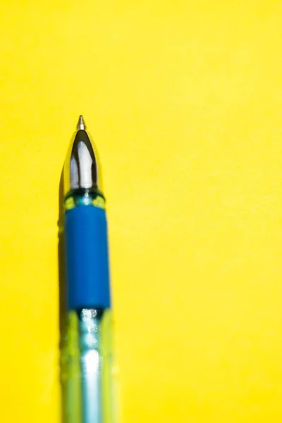 Mavi Tükenmez Kalem Parlak Güneşli Sarı Bir Kağıda Yakın Plan — Stok fotoğraf