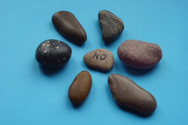 Piedras Guijarro Forma Flor Con Texto Tabla Principal Azul — Foto de Stock