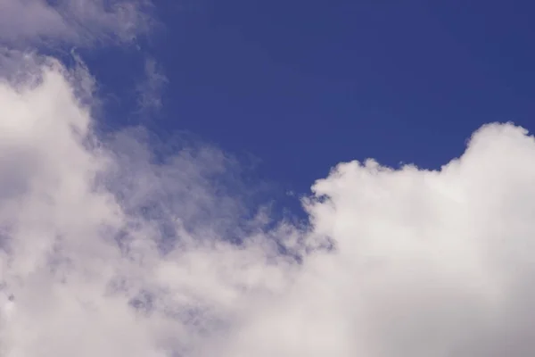 Háttér Szép Kék Fehér Bolyhos Felhők — Stock Fotó