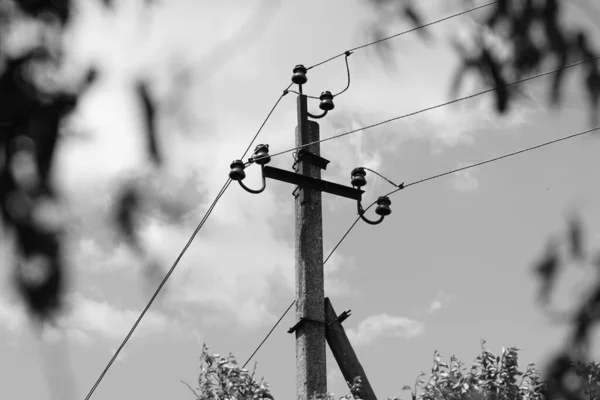 Strommast Mit Einer Natürlichen Vignette Von Bäumen Herum — Stockfoto