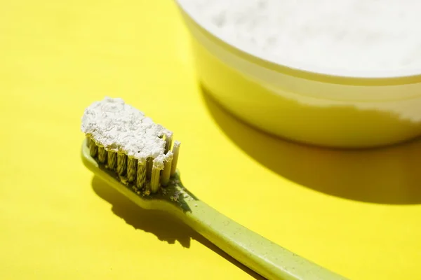 Sikat Gigi Plastik Hijau Dengan Serbuk Gigi Atas Meja Kuning — Stok Foto
