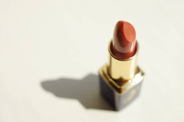 Güneşli masada gölgeli mercan ruju..