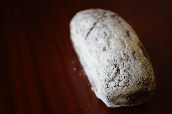 Pão Preto Inteiro Mesa Madeira Escura — Fotografia de Stock