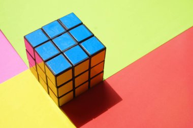 Çok renkli bir masada Rubik 'in küp oyuncağı.