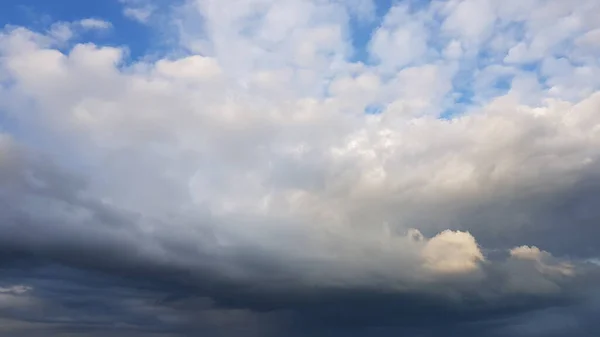 Blå Himmel Med Vita Grå Moln Mulen Dag Före Regn — Stockfoto