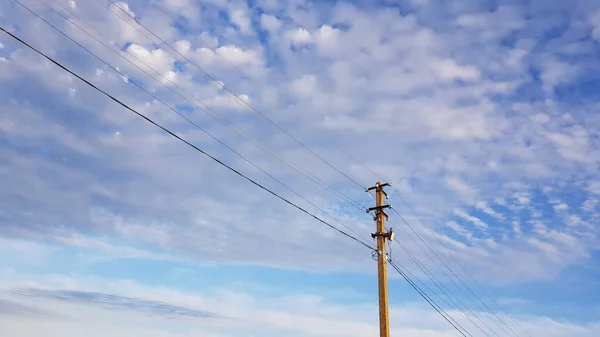 Elektrisk Stolpe Blå Molnig Himmel Med Pärlmoln — Stockfoto
