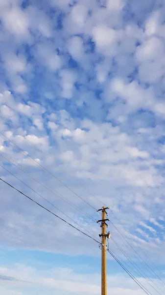 Pilar Elétrico Céu Azul Nublado Com Nuvens Pérola — Fotografia de Stock