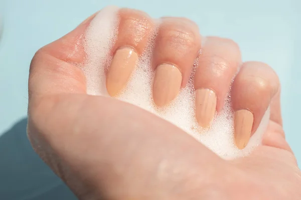 Mano Femminile Con Schiuma Bianca Saponata Sfondo Azzurro — Foto Stock