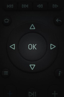 Siyah uzaktan kumanda yakın plan. Tamam düğme menüsü ortada. BW fotoğrafı.