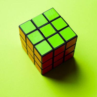 Siyah gölgeli bir masada Rubik 'in kübü yeşil..