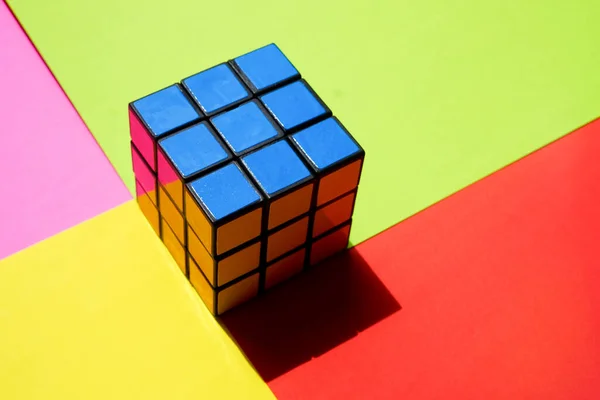Cubo Rubik Por Lado Azul Una Mesa Colorida Soleada — Foto de Stock