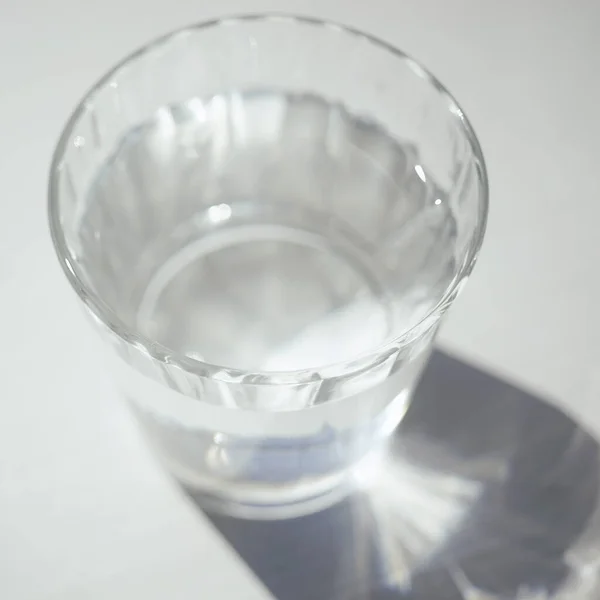 Bicchiere Pieno Acqua Pietra Tavolo Soleggiato — Foto Stock