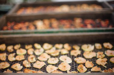 Paletlerin üzerinde kurumuş meyve parçaları.